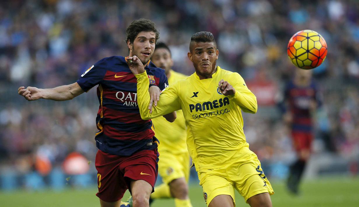 Pemain Barcelona Sergi Roberto (kiri)  berebut bola dengan pemain Villarreal Jonathan dos Santos pada lanjutan La Liga Spanyol di Stadion Camp Nou, Barcelona, Spanyol, MInggu (8/11/2015). (REUTERS/Albert Gea) 