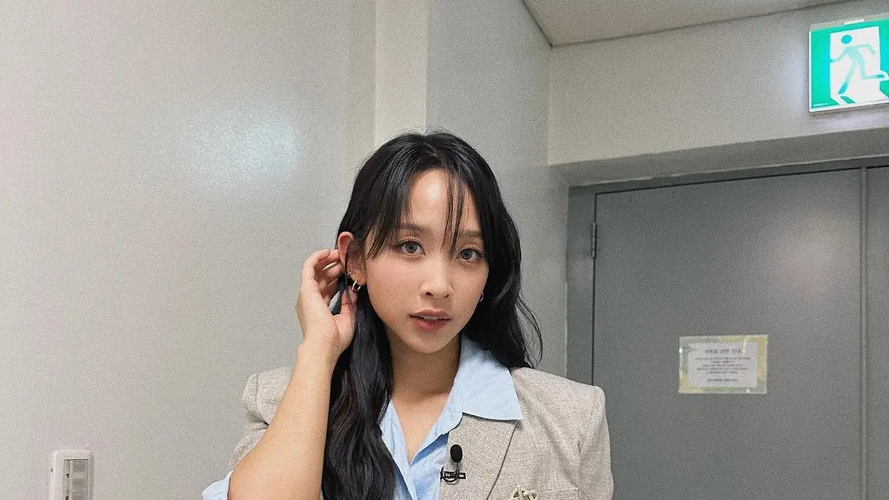 Intip outfit Dita Karang saat jadi Idol di Korea Selatan.