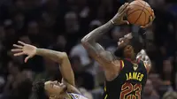 Pebasket Cleveland Cavaliers, LeBron James, berusaha melewati pebasket Golden State Warriors, Nick Young, pada final NBA di Quicken Loans Arena, Ohio, Jumat (8/6/2018). Warriors juara setelah menang 4-0 atas Cavaliers. (AFP/Tony Dejak)