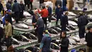 Orang-orang menghadiri tradisi lelang Tahun Baru di Pasar ikan Toyosu, Tokyo, Minggu (5/1/2020). Lelang ikan ini adalah kegiatan rutin usai Tahun Baru yang biasanya diadakan menjelang fajar di pasar ikan Toyosu. (Kazuhiro NOGI / AFP)