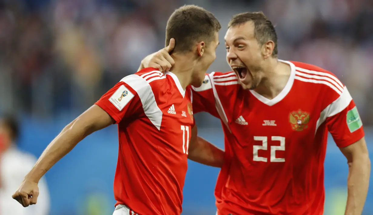 Para pemain Rusia merayakan gol  bunuh diri yang dilakukan pemain Mesir pada laga Grup A Piala Dunia di Stadion Krestovsky, St Petersburg, Selasa (19/6/2018). Rusia menang 3-1 atas Mesir. (AP/Efrem Lukatsky)