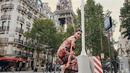 Menara Eiffel merupakan ikon dari kota Paris yang selalu menjadi latar belakang dalam mengabadikan momen seru liburan di kota ini. Menara yang menjulang tinggi ini pun selalu memukau dengan bangunan yang berada di sekitarnya yang tidak membuat bosan para seleb untuk abadikan momen tersebut di media sosial Instagram. (Liputan6.com/IG/@debisagita)