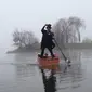 Sesosok pria mengenakan tuksedo tampak mengayuh peti mati di atas danau yang berkabut. Hal ini membuat takut masyarakat di sekitar danau