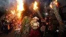 Sejumlah pria Bali melakukan ritual Lukat Gni di Klungkung, Bali (16/3). Tradisi turun temurun ini dilaksanakan setiap tahun pada rahina tilem sasih kasanga atau saat Pangrupukan, sehari menjelang perayaan Nyepi. (AP Photo / Firdia Lisnawati)
