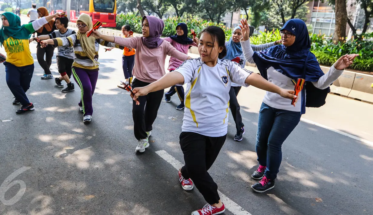 Sejumlah anak muda yang tergabung dalam komunitas Hyakka Ryouran berlatih alat musik tradisional asal Jepang, Naruko, di kawasan Senayan, Jakarta, Minggu (24/7). Naruko merupakan alat musik terbuat dari kayu. (Liputan6.com/Fery Pradolo).