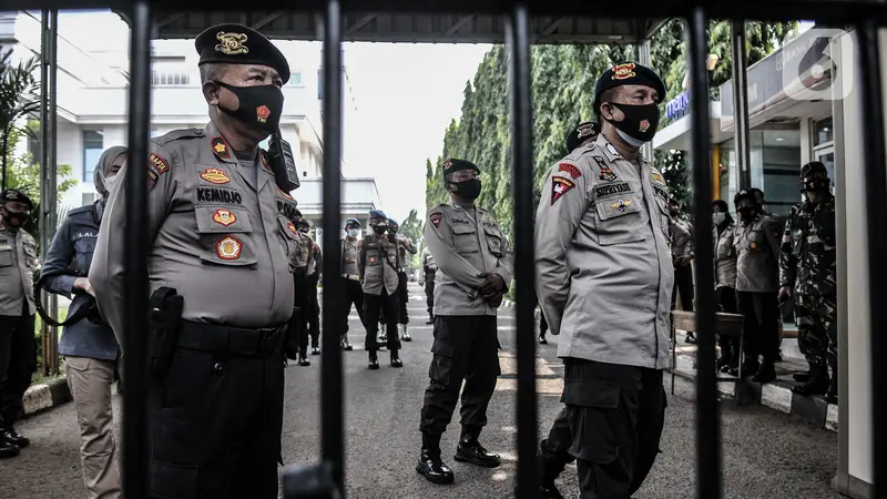 FOTO: Sidang Perdana Rizieq Shihab, Massa Pendukung Geruduk PN Jakarta Timur