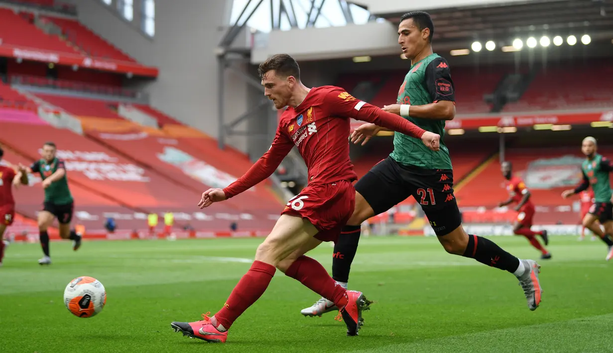 Bek Liverpool, Andrew Robertson (tengah) menjauhkan bola dari striker Aston Villa Anwar El Ghazi dalam lanjutan Premier League 2019-2020, Minggu (5/7/2020). Liverpool berhasil meraih kemenangan atas Aston Villa dengan skor 2-0. (Shaun Botterill / POOL / AFP)