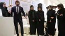 Mantan pemain sepak bola Inggris dan duta UNICEF, David Beckham bermain dengan robot yang dibuat oleh Tim Robotika Putri Afghanistan di Forum Doha di ibukota Qatar (27/3/2022). (Marwan Tahtah/Mofa/Doha Forum)