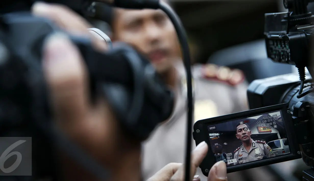 Kapolsek Kompol Ari Cahya Nugraha memberikan keterangan pers di Polsek Kelapa Gading, Jakarta, Kamis (18/2). Atas perbuatannya, Saipul Jamil dijerat pasal tentang perlindungan anak dengan ancaman maksimal penjara 15 tahun. (Liputan6.com/Faizal Fanani)