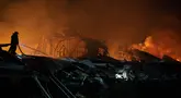 Petugas pemadam kebakaran Ukraina memadamkan kebakaran di sebuah gudang setelah serangan drone Rusia di wilayah Kyiv, Ukraina, pada 20 September 2026, di tengah invasi Rusia ke Ukraina.(Genya SAVILOV / AFP)