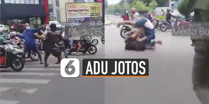 VIDEO: Adu Jotos Pengendara Motor dan Pengamen di Lampu Merah