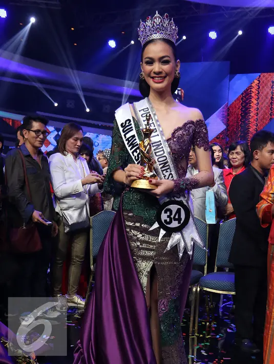Pemenang Putri Indonesia 2016 Finalis asal Sulawesi Utara, Kezia Roslin berpose seusai acara grand final Putri Indonesia 2016 di Jakarta Convention Center, Jakarta, Jumat (20/2/2016). (Liputan6.com/Herman Zakharia)