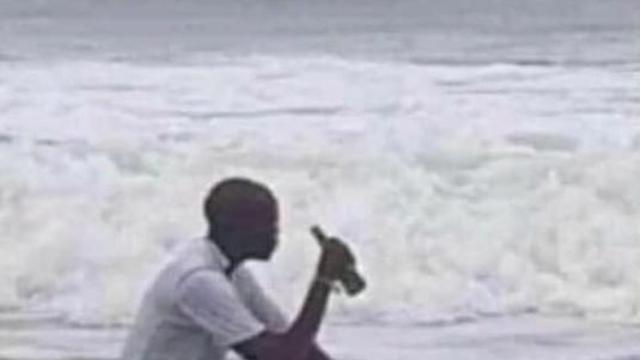 6 Tingkah Konyol Santai di Pantai Ini Kocak, Absurd Banget