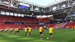 Para pemain Kolombia melakukan pemanasan saat mengikuti latihan di Stadion Spartak di Moskow, Rusia(2/7). Kolombia akan bertanding melawan Inggris pada babak 16 besar Piala Dunia 2018. (AFP Photo/Francisco Leong)
