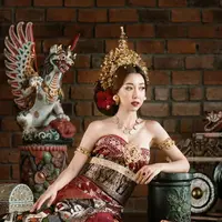 Potret menawan Sunny Dahye dalam balutan busana tradisi adat Bali yang menawan.