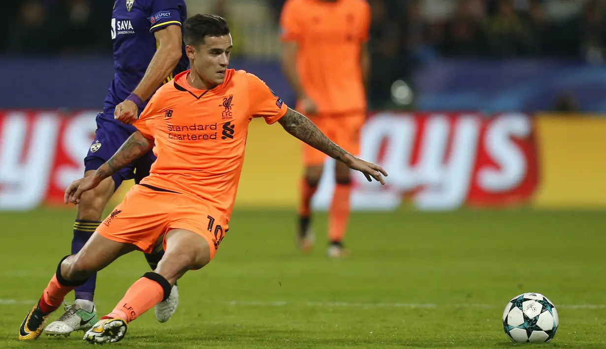 Philippe Coutinho menyumbangkan satu gol untuk kemenangan Liverpool atas Maribor pada laga grup E Liga Champions di Ljudski vrt stadium, Maribor, Slovenia, (17/10/2017). Liverpool menang 7-0. (AP/Darko Bandic)