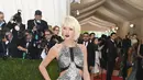 Rupanya gaya fesyen Taylor Swift mengalami evolusi yang sangat besar. Beberapa waktu lalu, Taylor tampil bergaya gothic dalam Met Gala 2016. (AFP/Bintang.com)