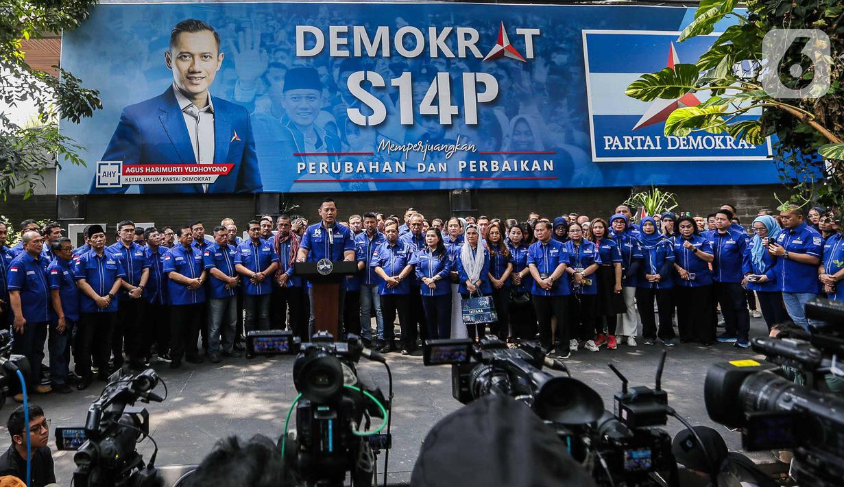 Ketua Umum Partai Demokrat Agus Harimurti Yudhoyono (AHY - Tengah) memberikan keterangan di DPP Partai Demokrat, Jakarta, Senin (4/9/2023). (Liputan6.com/Faizal Fanani)