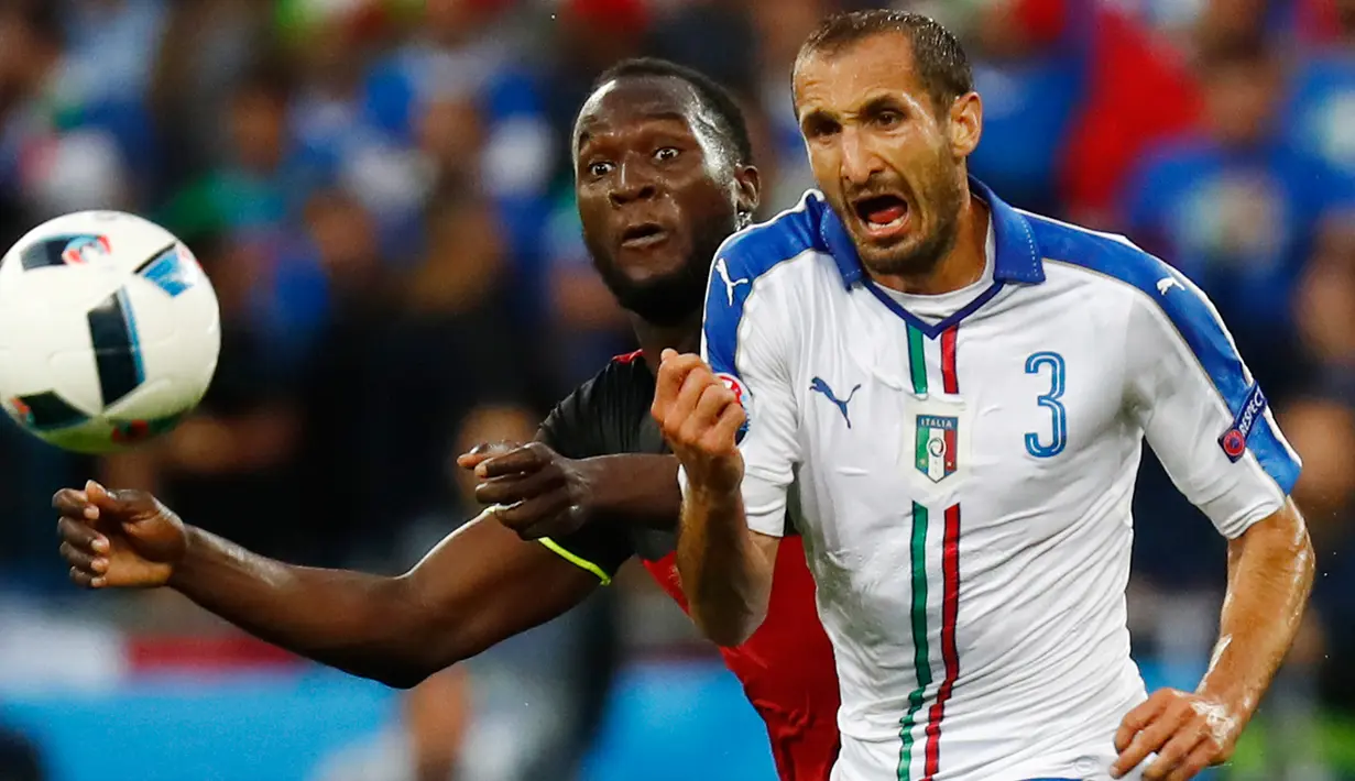 Penyerang Belgia, Romelu Lukaku (kiri) berebut bola dengan bek Italia, Giorgio Chiellini pada pertandingan grup E Piala Eropa di Stade de Lyon, Prancis, (14/6). Italia menang atas Belgia dengan skor 2-0. (REUTERS/Kai Pfaffenbach)