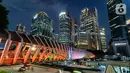 Gemerlap jembatan penyeberangan orang (JPO) GBK pada malam hari saat menggunakan kamera realme 9 Pro Plus dengan sensor Sony IMX76, Jakarta, Kamis (24/02/2022). Kamera ini didukung oleh teknologi AI Noise Reduction Engine 3.0 yang dapat menghasilkan foto minim noise. (Liputan6.com/Fery Pradolo) 