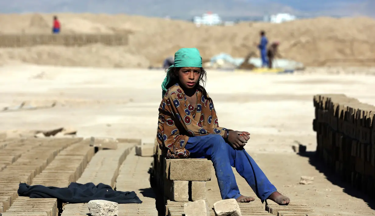 Amina (9) berpose untuk difoto ketika dia bekerja di sebuah pabrik batu bata di pinggiran Kabul, Afghanistan, Rabu (12/6/2019). Ribuan anak Afghanistan bekerja mencari uang untuk menghidupi keluarga mereka. (AP Photo/Rahmat Gul)