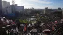Para pengunjuk rasa berkumpul untuk berdemonstrasi pada hari Selasa, 31 Januari 2023 di Paris. Serikat pekerja memobilisasi lebih dari 1 juta demonstran dalam apa yang digambarkan oleh seorang pemimpin sayap kiri veteran sebagai "pemberontakan warga negara." Pemogokan dan protes nasional ini merupakan ujian penting bagi pemerintahan Presiden Emmanuel Macron dan para penentangnya. (AP Photo/Thibault Camus)