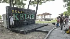 Wisatawan saat berkunjung ke Pulau Kelor, Kepulauan Seribu, Jakarta, Minggu (11/4/2021). Pariwisata Kepulauan Seribu mulai ramai dikunjungi wisatawan setelah beberapa waktu lalu Pemprov DKI membuka kembali seiring menurunnya kasus Covid-19. (merdeka.com/Iqbal S Nugroho)