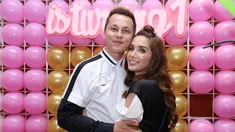 Meski selisih 5 tahun, namun hubungan keduanya selalu terlihat harmonis. Menikah sejak tahun 2012, pasangan suami istri jauh dari gosip miring. (Kapanlagi.com/Muhammad Akrom Sukarya)
