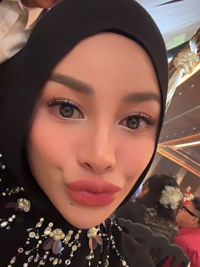 Makeup Aurel Hermansyah Hadir Dipernikahan Mewah Anak Pemilik Krisna Bali. [@aurelie.hermansyah]