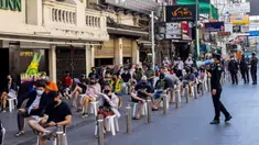 Pekerja perhotelan dan pariwisata mengantre untuk tes virus corona COVID-19 di Jalan Khao San, Bangkok, Thailand, Kamis (6/1/2022). (Jack TAYLOR/AFP)