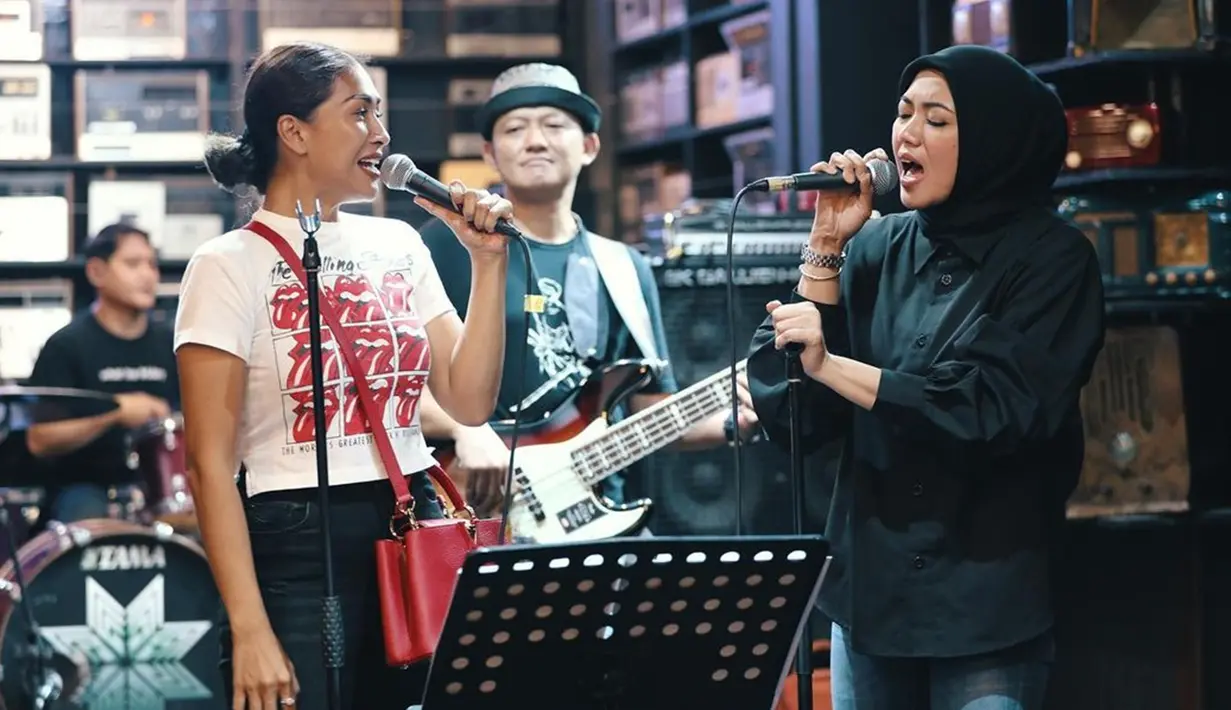 Mulai aktif bermusik dari tahun 2007, Tata mengungkapkan rasa rindunya manggung bareng Purie. Akhirnya tahun 2023 ini harapannya terwujud. Inilah potret keduanya yang melakukan rehearsal sebelum tampil di Pesta Rakyat Dewa 19 yang digelar di Bandung, 5 Maret 2023 kemarin. (Liputan6.com/IG/@mahadewiofficial)