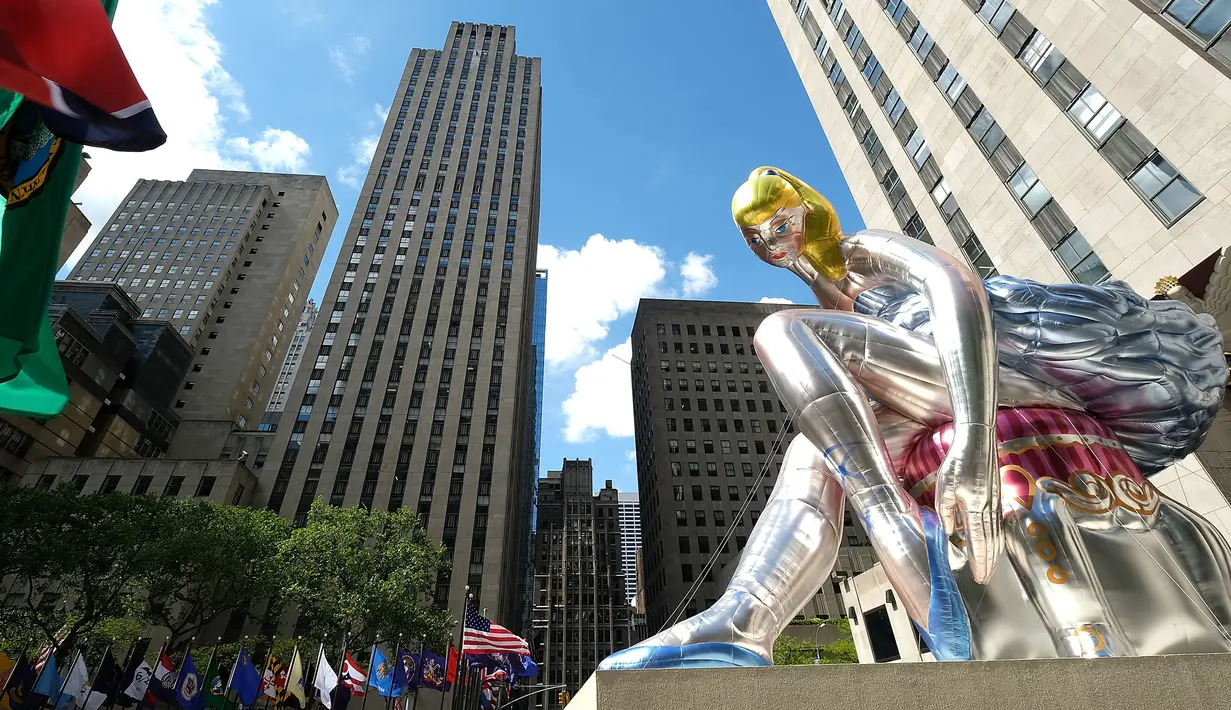 Balon penari balet karya seniman Jeff Koons, di Rockefeller Center, New York City, AS, Jumat (12/5). Keberadaan balon penari balet menjadi ajang foto pengunjung Rockefeller Center. (Spencer Platt / Getty Images / AFP)
