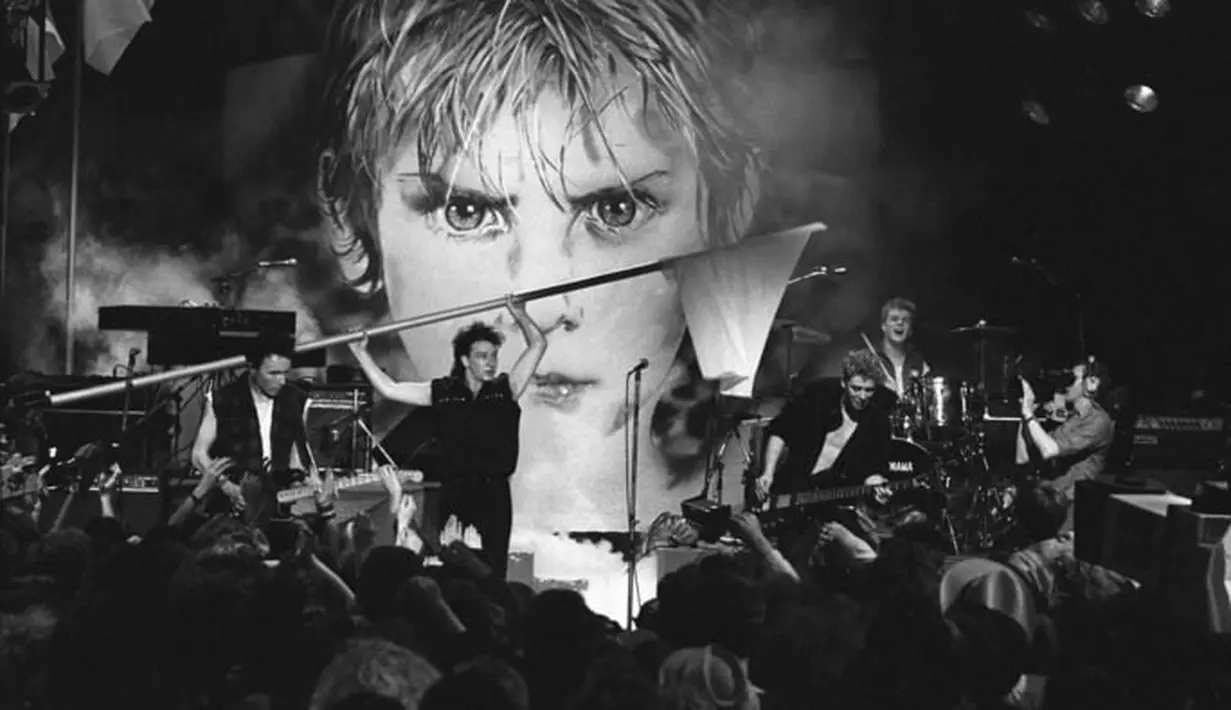 Mengenang peristiwa Sunday Bloody Sunday, U2 pun mengeluarkan lagu dengan judul serupa. (rollingstone.com)