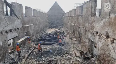 Pekerja menyelesaikan proyek Konservasi Museum Bahari di Penjaringan, Jakarta, Kamis (25/7/2019). Pemprov DKI melakukan konservasi Museum Bahari dengan anggaran Rp43 miliar ditargetkan selesai pada Desember 2019. (merdeka.com/Iqbal S Nugroho)