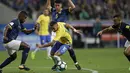 Bintang Brasil, Neymar berusaha melewati adangan para pemain Ekuador pada laga kualifikasi Piala Dunia 2018 zona CONMEBOL di Porto Alegre, Brasil, (31/8/2017). Brasil menang 2-0. (AP/Andre Penner)