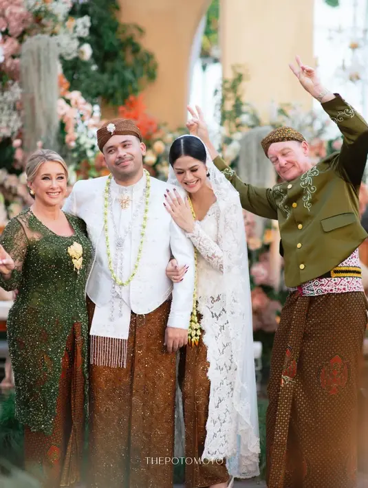 Ia kemudian memadukannya dengan kain batik warna coklat dan sandal selop warna senada dengan kebayanya. [Foto: IG/@thepotomoto].