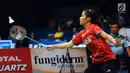 Pebulu tangkis Indonesia, Gregoria Mariska Tunjung mengembalikan kok ke arah Chen Yufei (China) pada putaran pertama Indonesia Open 2017 di Jakarta, Selasa (13/6). Gregoria unggul 17-21, 21-19, 21-19. (Liputan6.com/Helmi Fithriansyah)