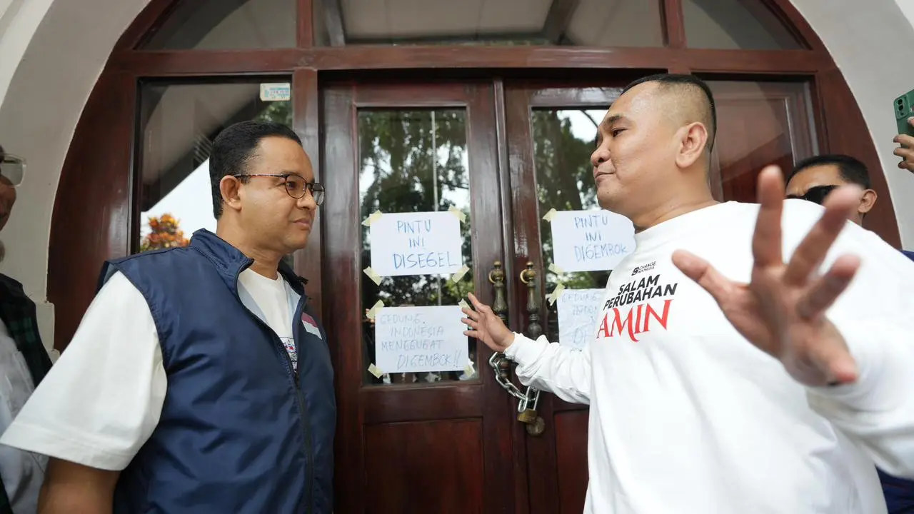 Anies Diskusi Lesehan dengan Relawan di Halaman Gedung Indonesia Menggugat