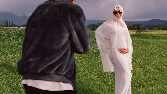 Hailey Bieber Pertama Kali Tunjukan Baby Bump. [@haileybieber]