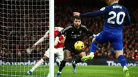 Kiper Arsenal, David Raya (tengah) berusaha menghentikan bola tendangan pemain West Ham, Jarrod Bowen pada laga lanjutan Liga Inggris 2023/2024 di Emirates Stadium, London, Inggris, 28 Desember 2023. (AFP/Henry Nicholls)