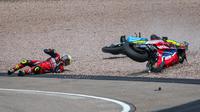 Joan Mir saat mengalami kecelakaan pada balapan MotoGP Jerman 2025 di Sirkuit Sachsenring. (Ronny Hartmann / AFP)