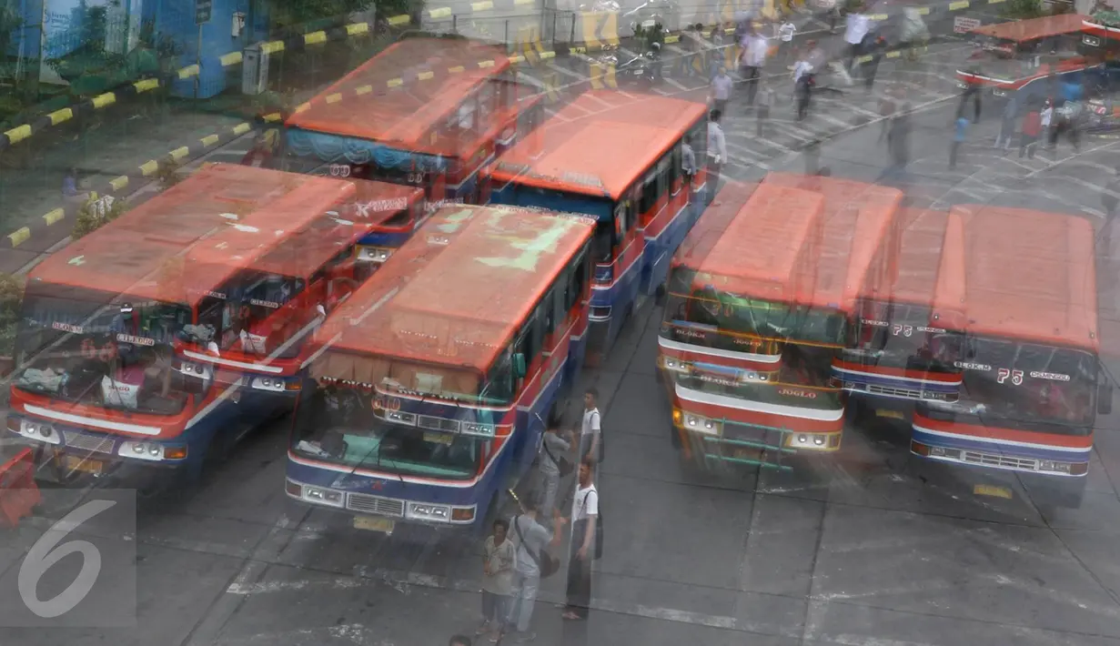 Angkutan umum menunggu penumpang di Terminal Blok M, Jakarta, Selasa (1/11). Berdasarkan data Organda DKI Jakarta, hampir 90% dari total sekitar 6.000 angkutan umum bus sedang sudah tidak layak jalan. (Liputan6.com/Immanuel Antonius)