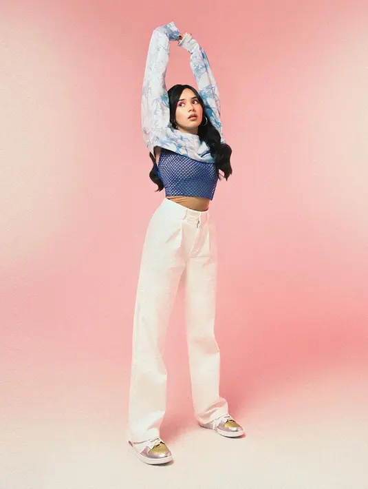 Memadukan celana berwarna putih dengan baju beraksen biru, penampilan pemain Naga Naga Naga ini terlihat begitu santai. Dirinya juga memadukan oitfit yang digunakan dengan sebuah sneakers putih emas. (Liputan6.com/IG/@bebytsabina)