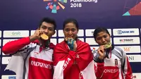 Tiga atlet balap sepeda Indonesia, Khoiful Mukhib (kiri), Tiara Andini Prastika (tengah), dan Nining Porwaningsih berfoto bersama setelah menyumbangkan medali pada nomor downhill Asian Games 2018, di Subang, Senin (20/8/2018). (PB ISSI)