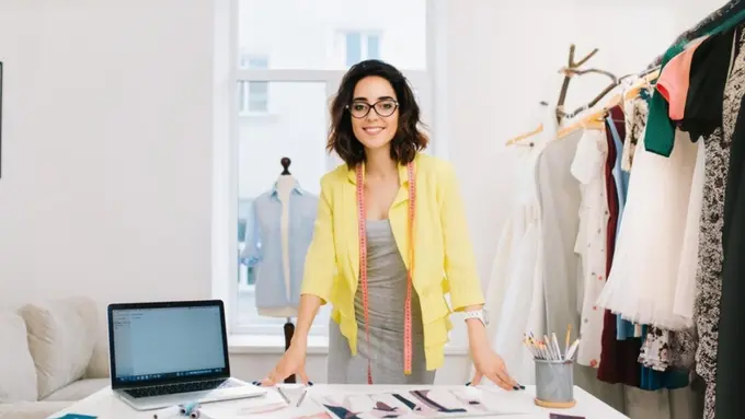 4 Cara Menghadapi Persaingan Bisnis Fashion Agar Merek Lebih Menonjol (Foto dok : Freepik/lookstudio)
