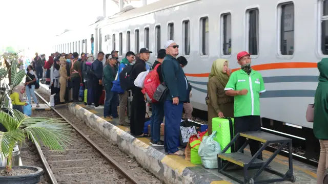 Para penumpang KAI Daop 9 Jember  bersiap naik ke dalam Kereta Api di Stasiun Jember (Istimewa)