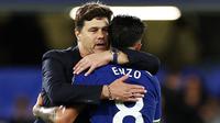 Pelatih Chelsea, Mauricio Pochettino, memeluk Enzo Fernandez setelah laga melawan Luton Town di Stadion Stamford Bridge pada laga pekan ketiga Premier League, Sabtu (26/8/2023). Mauricio Pochettino, mengaku lega timnya sukses memetik tiga poin perdana. (AFP/Henry Nicholls)
