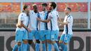 Para pemain Lazio merayakan gol yang dicetak oleh Caicedo ke gawang Lecce pada laga Serie A di Stadion del Mare, Selasa (7/7/2020). Lecce menang 2-1 atas Lazio. (Donato Fasano/LaPresse via AP)