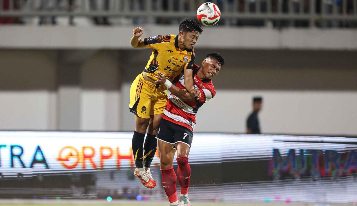 Bertandang ke Stadion Gelora Ratu Pamelingan, Persija menang tipis 1-0 atas Madura United. (Bola.com/Abdul Aziz)