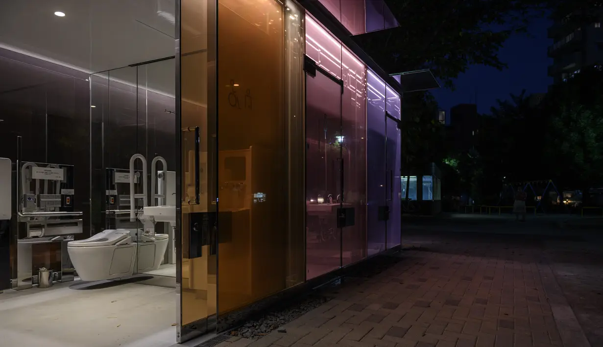 Suasana toilet transparan di Haru-no-Ogawa Community Park di distrik Shibuya, Tokyo (19/8/2020). Toilet ini dirancang oleh Shigeru Ban dimana dinding luar kacanya akan berubah menjadi buram ketika kuncinya ditutup. (AFP Photo/Philip Fong)